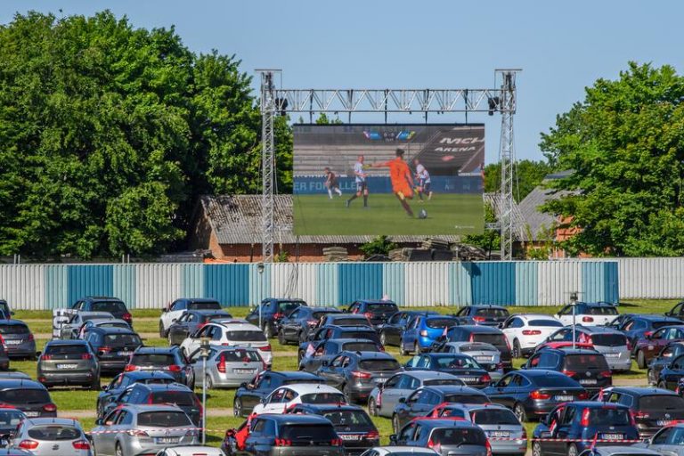 Aficionados daneses presencian el estreno de su equipo en un autocine