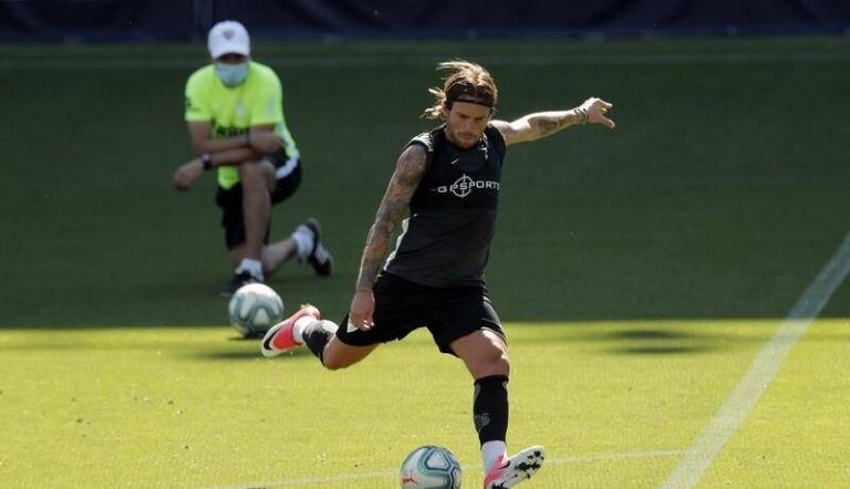 Aarón Ñíguez acabará la temporada en el Málaga y renuncia a su sueldo