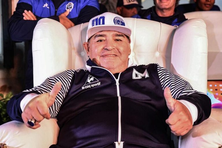 Maradona renueva como entrenador de Gimnasia hasta finales de 2021