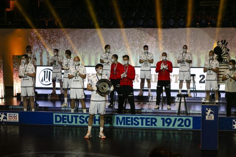 El THW Kiel recibe su trofeo de campeón de la Bundesliga de balonmano a puerta cerrada