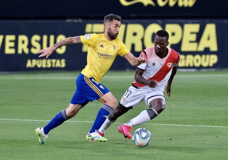 El Cádiz salva un punto ante el Rayo y el Almería aprieta por el ascenso