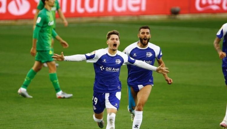 El Alavés vence a la Real Sociedad que se aleja de la 'Champions'