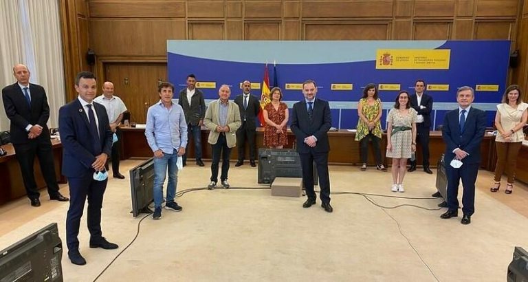 Ábalos se compromete a liderar la Estrategia Estatal de la Bicicleta