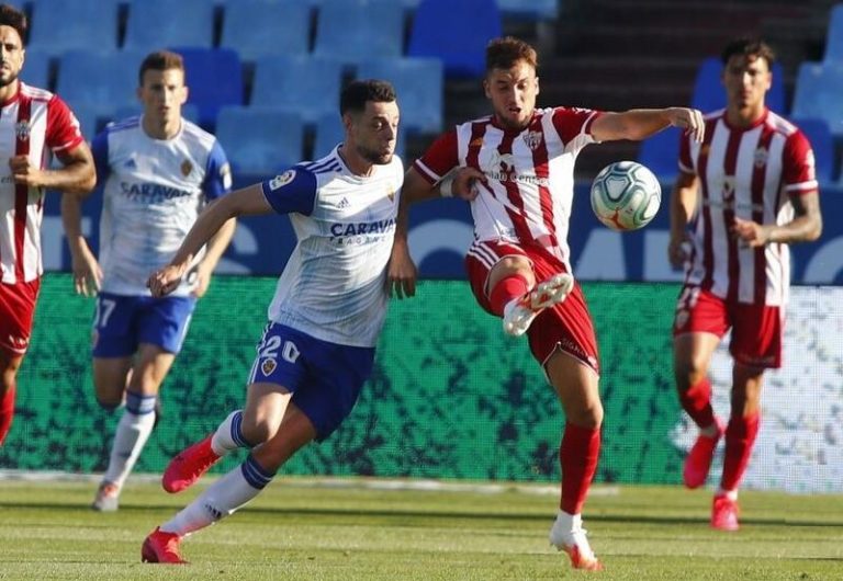 El Almería salta la banca en Zaragoza y se queda a dos puntos del ascenso directo
