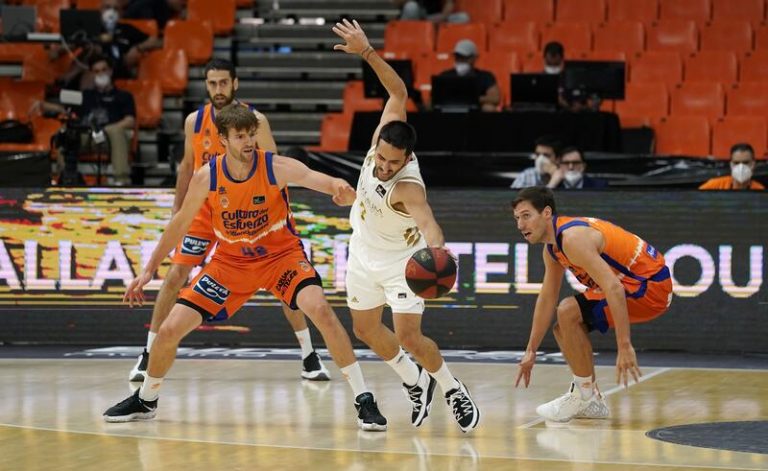 El Real Madrid sufre ante un valiente Valencia Basket