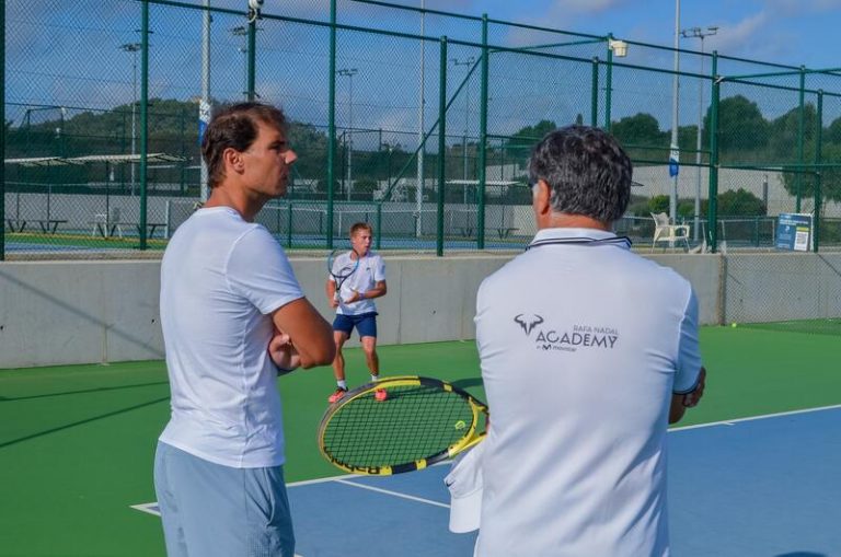Rafa Nadal visita los entrenamientos de los jugadores de su Academia en Manacor