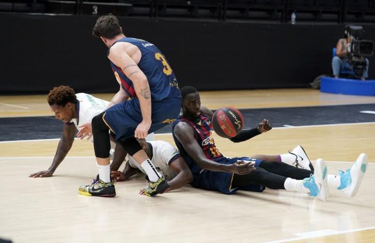 El Baskonia sobrevive y condena al Unicaja venciendo por 87-86