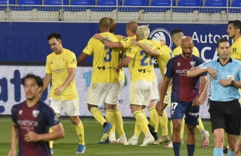 Álex Fernández mantiene al Cádiz en el liderato con un penalti