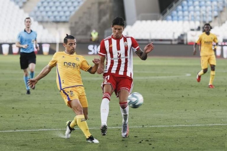 El Almería se aleja del ascenso directo tras une nueva derrota en casa