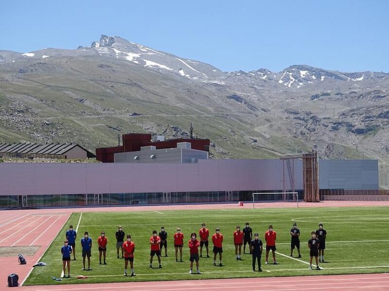 Deportistas de la RFEDI preparan temporada en el CAR de Sierra Nevada