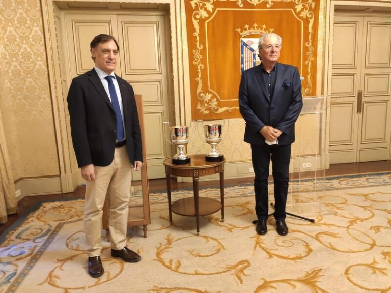 D'Alessandro entrega sus dos trofeos 'Zamora' a la ciudad de Salamanca