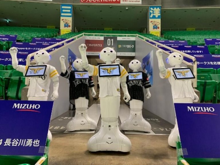 Equipo de béisbol japonés usará robots como espectadores para animar los partidos sin público