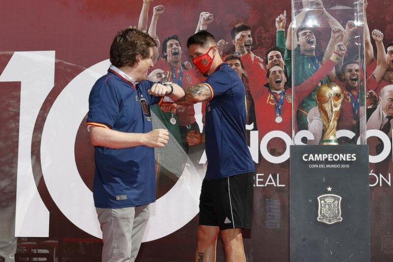 La plaza de Colón de Madrid revive la victoria en el Mundial en su décimo aniversario