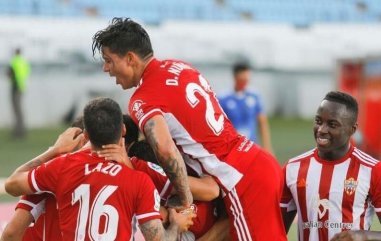 El Almería se lleva un carrusel ante el Rayo y se coloca a un punto del ascenso