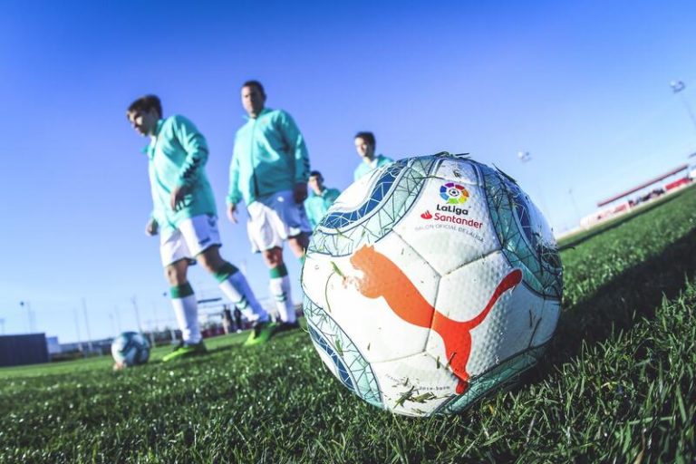 Puma dona 5.000 balones a niños en riesgo de exclusión por el acuerdo con la Fundación LaLiga
