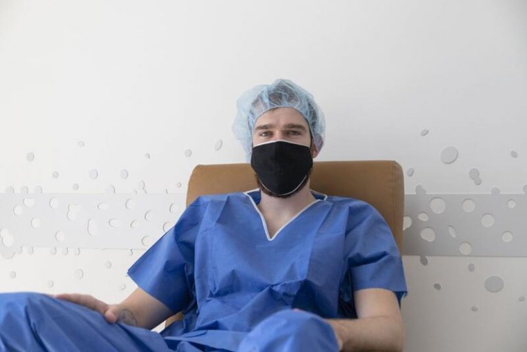 Nemanja Radovic pasa por quirófano para corregir su miopía