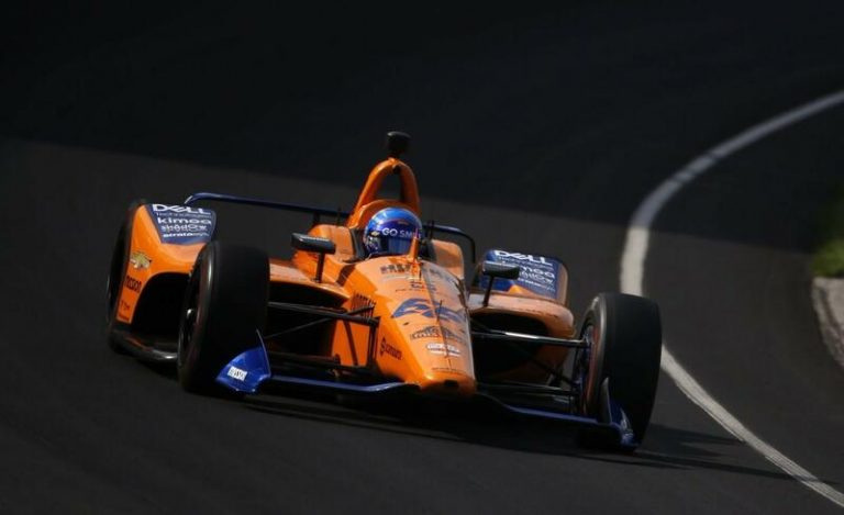 Alonso mantiene el pulso con Indianápolis pese a un accidente
