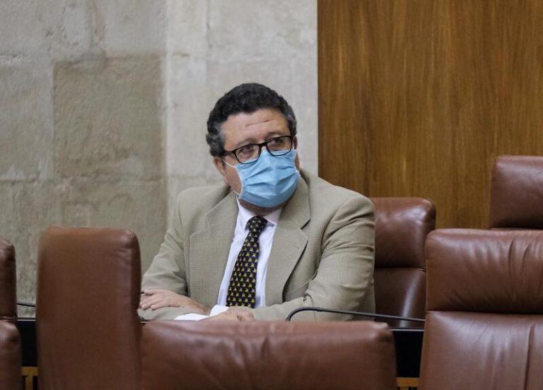 Serrano (VOX) deja su escaño en el Parlamento andaluz tras la querella por fraude de subvenciones
