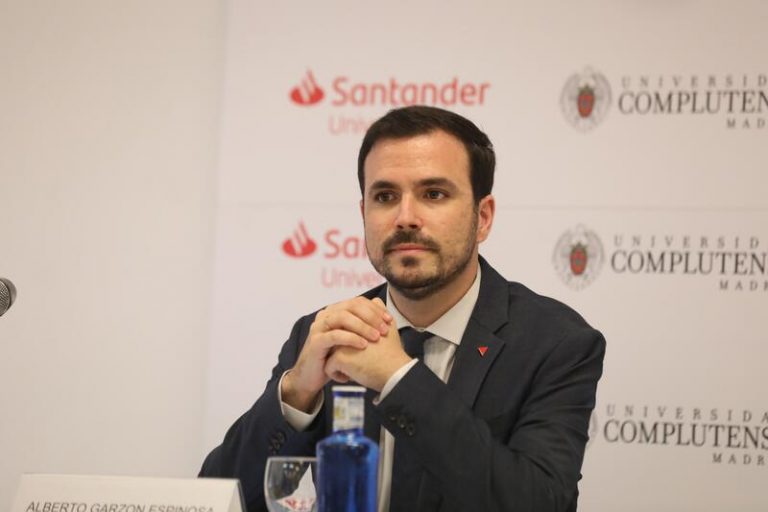 Alberto Garzón garantiza la reforma de la ley del juego para octubre