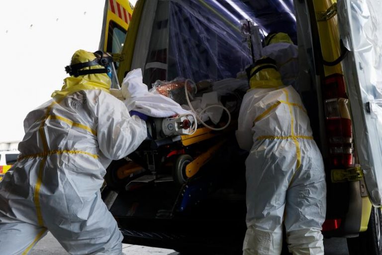 Andalucía supera por tercer día consecutivo los 1.000 positivos y suma siete muertes