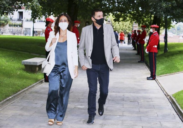 Otegi felicita a Urkullu en un 