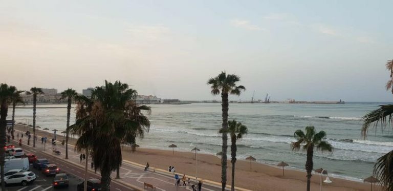 Hallan en la playa el cadáver de un migrante que intentaba llegar a nado a Melilla