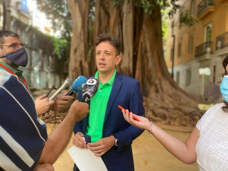 PP valenciano muestra un cartel de otro centro de salud con falta de médicos