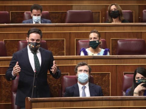 Sánchez acusa a Abascal de añorar la dictadura Sánchez acusa a Abascal de añorar la dictadura