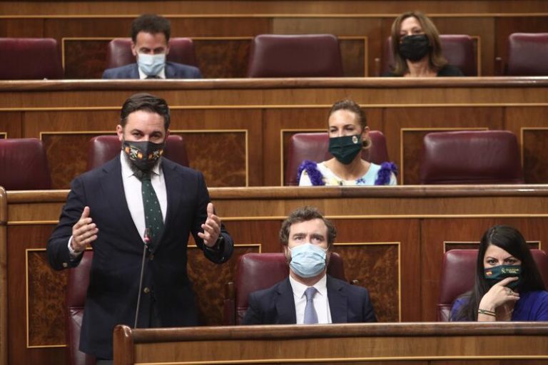 Sánchez acusa a Abascal de añorar la dictadura