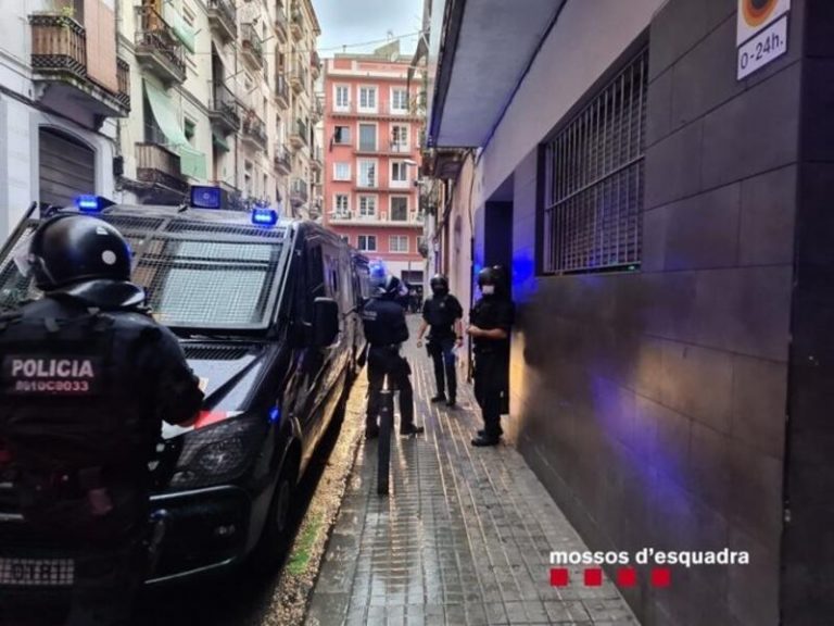 Identificadas 22 personas al desalojar el bloque ocupado por delincuentes en Barcelona