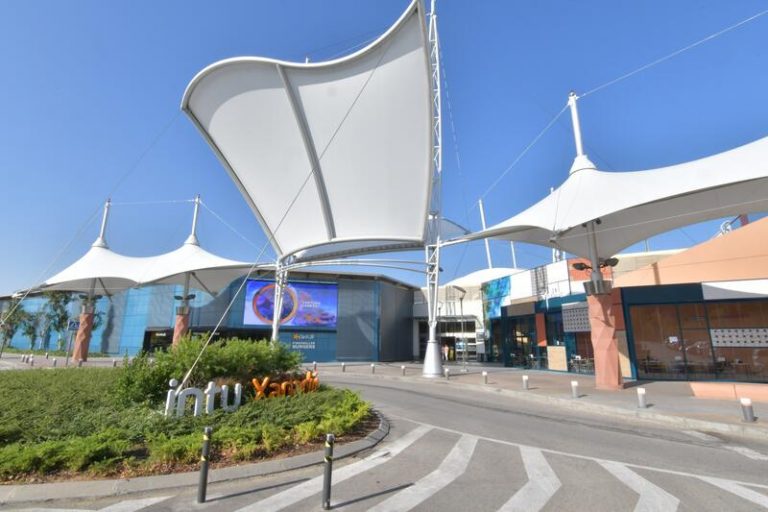 La afluencia a centros comerciales modera su caída al 22,4% en agosto