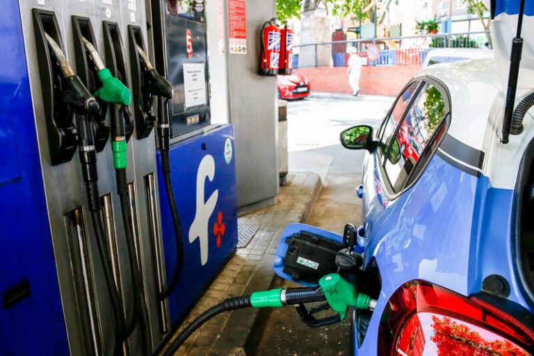 El precio de los carburantes vuelve a caer y rompe la tendencia alcista