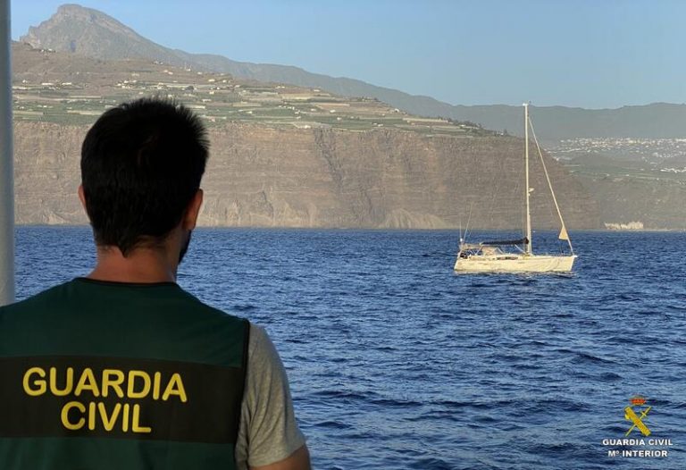 Guardia Civil intercepta cerca de Canarias un velero con una tonelada de cocaína