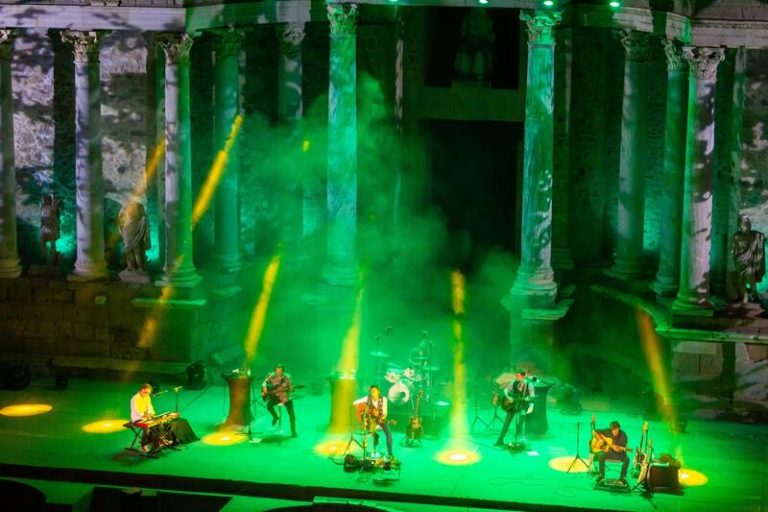 Los Secretos repasan 40 años de carrera con un acústico en el Teatro Romano de Mérida