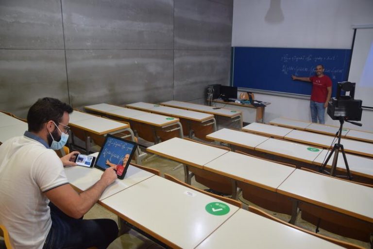 Crean un dispositivo de ayuda en clase para alumnos sordos e invidentes