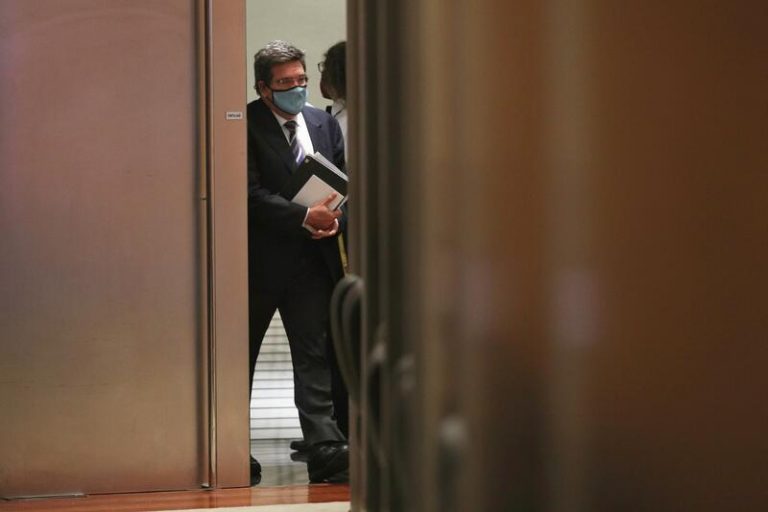 Escrivá dice que el paro desciende del 20% aun con trabajadores en ERTE