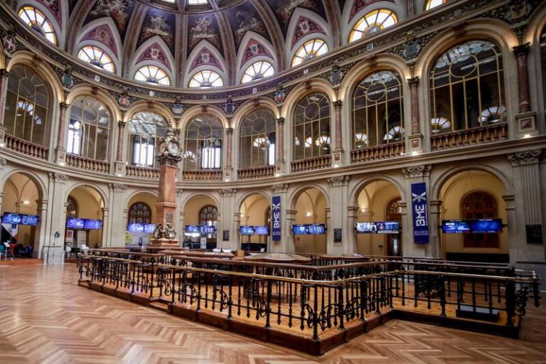 El Ibex 35 cae un 2,2% al cierre y acaba en tablas la semana, por debajo de los 7.000