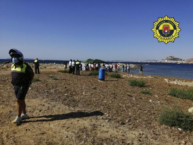 Disuelven un bautizo con más de 30 personas en una playa de Alicante