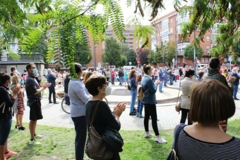 Cerca de 1.000 personas se concentran frente al centro de salud Sánchez Morate