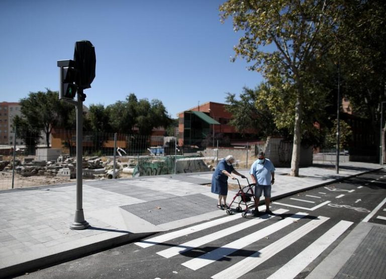 La esperanza de vida baja casi un año por la pandemia y el saldo migratorio cae a 110.00 personas