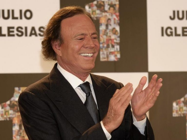 Julio Iglesias cumple 77 años con evidentes problemas de movilidad