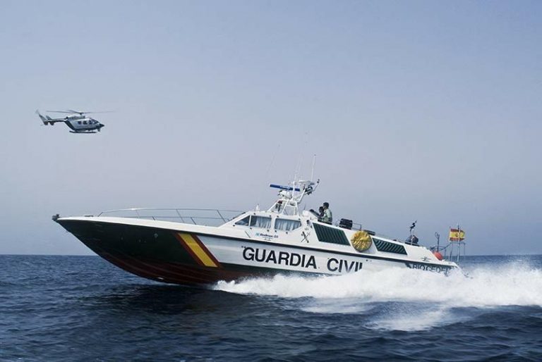 Detenidas dos personas con una tonelada de hachís en una embarcación en la costa de Conil