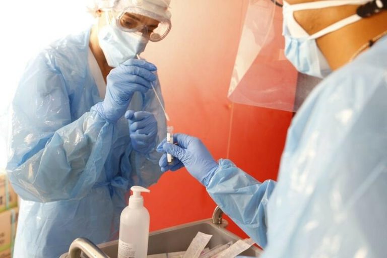 Andalucía suma 1.551 positivos, segunda mayor cifra de la pandemia, y 12 muertes