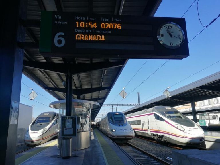 Adif rebaja el precio de los cánones a Renfe para estimular la demanda de viajeros en tren
