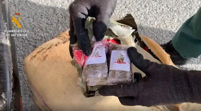 Quince detenidos en un alijo en Marbella en el que un coche embiste a otro de la Guardia Civil