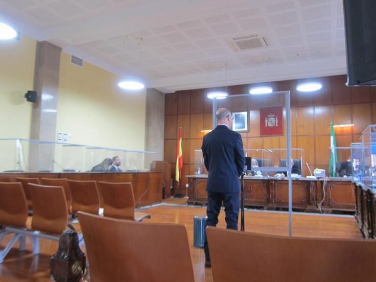 El profesor acusado de abusar de una alumna en Jaén dice que todo es 