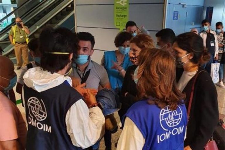 Unos 140 refugiados sirios, 53 de ellos niños, llegan a Madrid