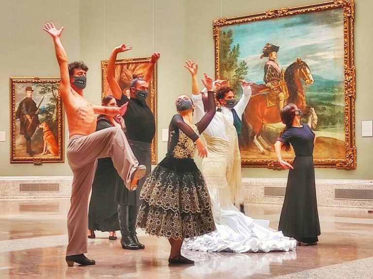 Bailaores flamencos dialogan con obras de la muestra 'Reencuentro'
