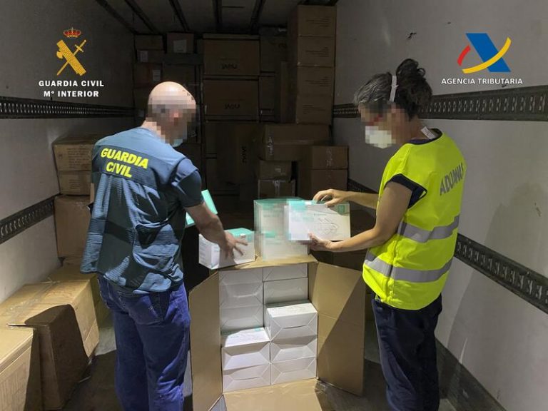 Intervenidas en el puerto de Almería más de un millón de mascarillas con destino a Orán (Argelia)