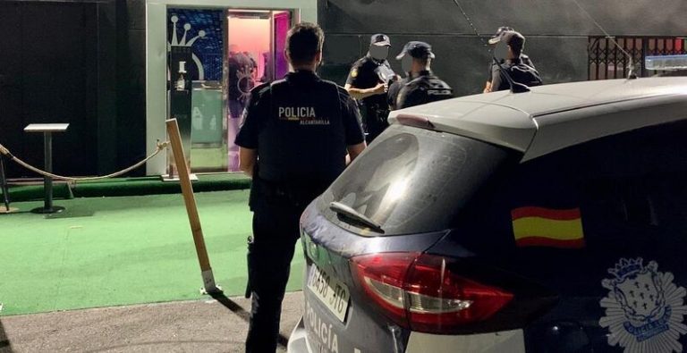 Cierran un local de ocio de Alcantarilla por albergar una fiesta ilegal con más de 80 personas
